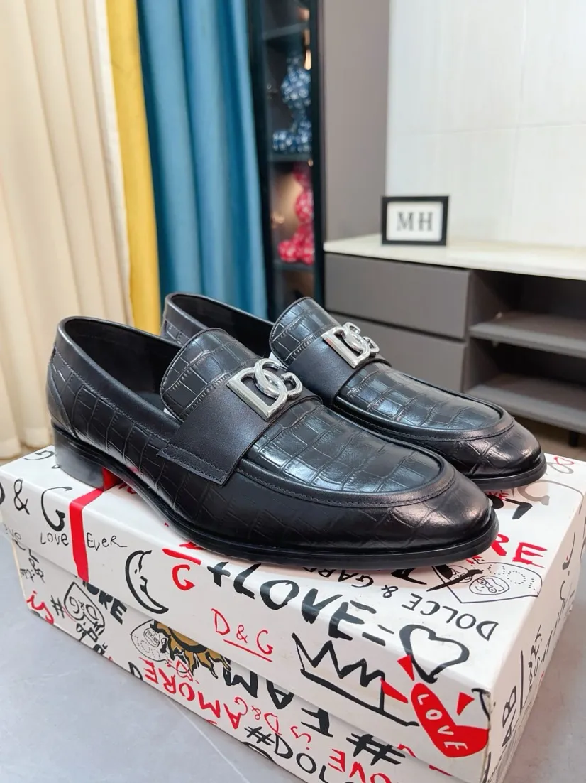 Men's shoes 💰540🌸🌸 [DG Dolce & Gabbana] High-end customized leather shoes. The upper is made of imported calf leather. Original hardware. I believe you will be impressed from the first time you see it. The avant-garde atmosphere can no longer fully interpret its elegance. AAA grade rubber outsole is super comfortable. The original cover last of the counter ensures its original version and quality. The upper is simple and the cowhide lining ensures its comfort and breathability. A pair of truly good shoes has its own unique soul, famous quality, and the first choice for successful people. Regular size 38-44 (45 customized)